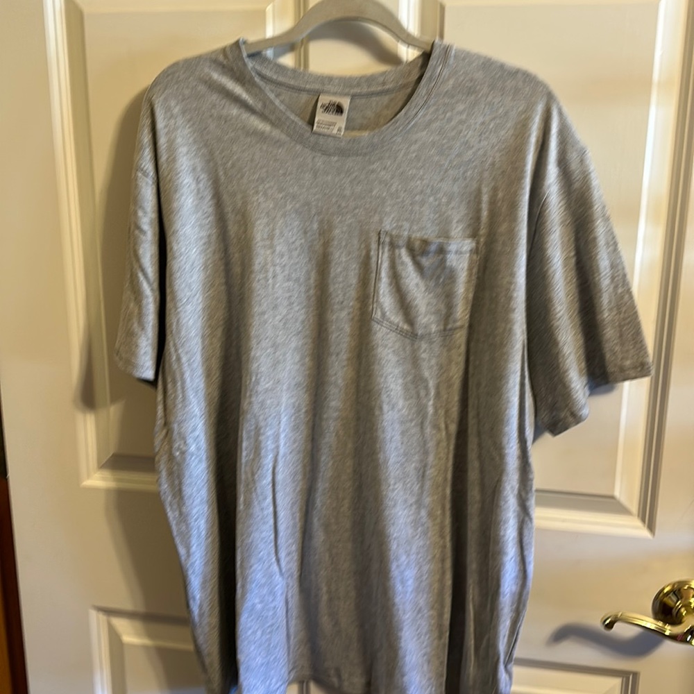 NWT Men’s TNF essential tee size xxl. Gray